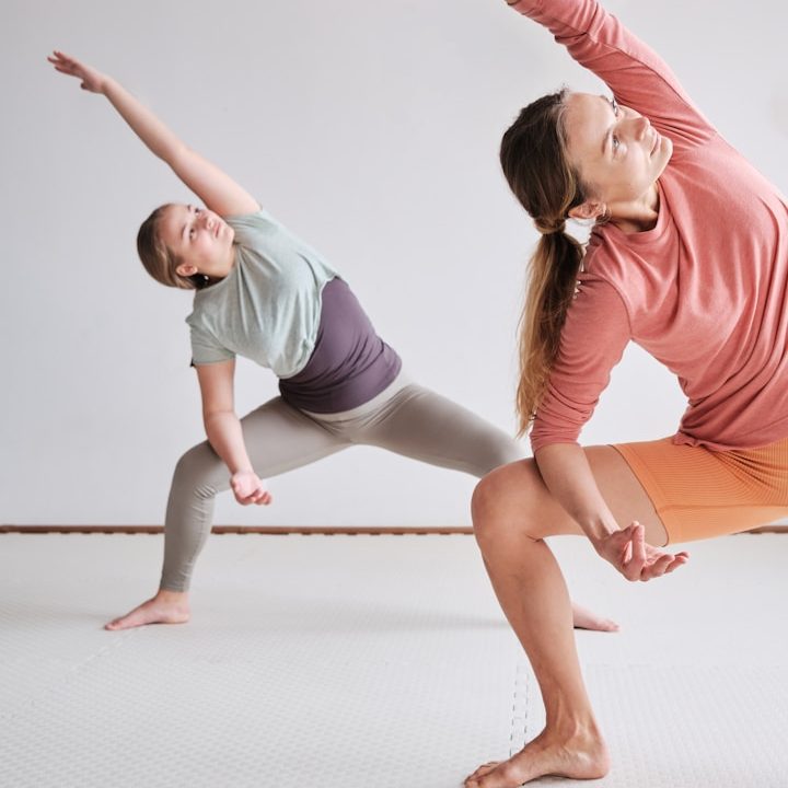 Frau in Yogapose beim Online-Yoga in Münster