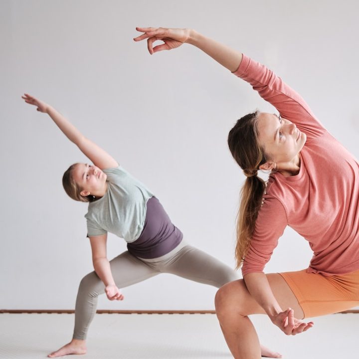 Zwei Frauen praktizieren Yoga bei einem Yoga Teamevent in Münster mit Claudia Gehricke –&nbsp;ich komme zu euch!