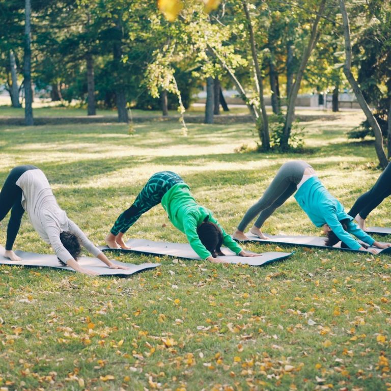 Frau meditiert beim Outdoor Yoga in Münster Mauritz mit Claudia Gehricke