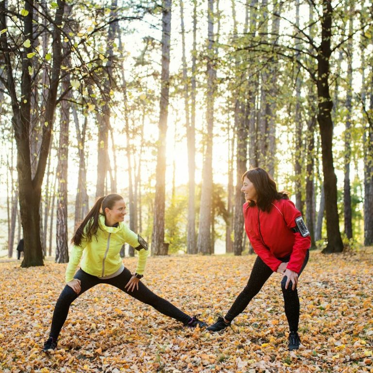 Walkinggruppe in Münster Mauritz auf einem Feldweg beim Yoga & Walking 