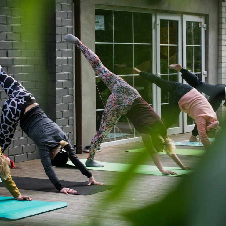 Menschen bei einem Yoga Teamevent in Münster