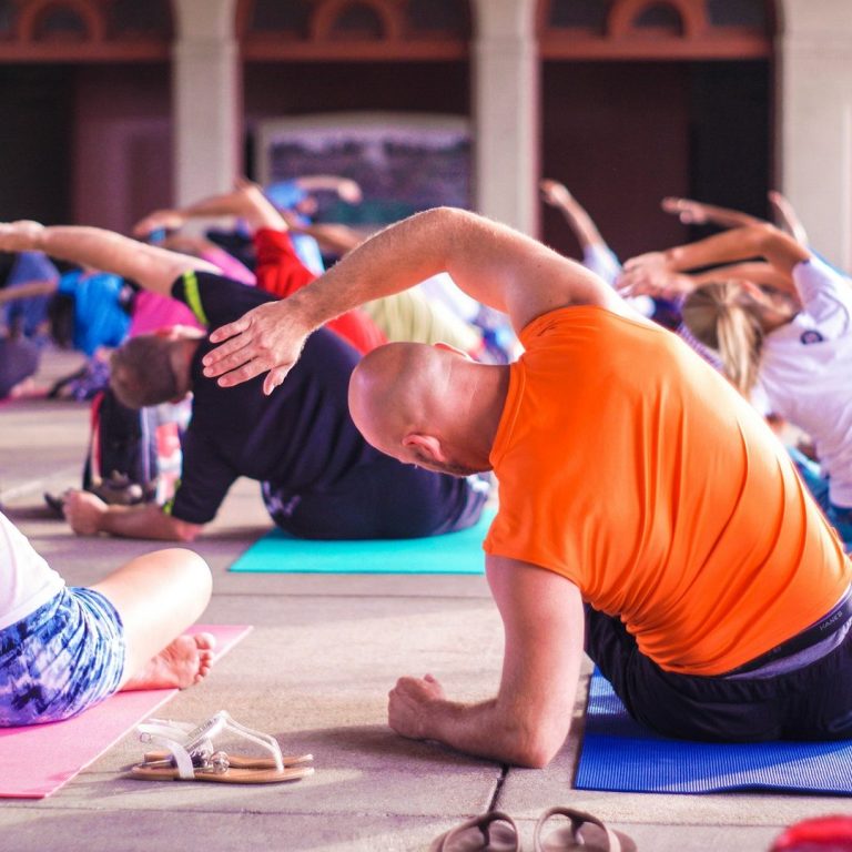 Menschen in jedem Alter machen Yoga in Münster