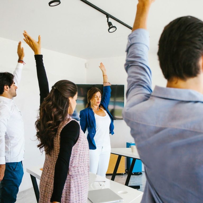 Firmenyoga Münster: Claudia Gehricke bietet Business Yoga direkt am Arbeitsplatz für Teams in Agentur und Praxis an.