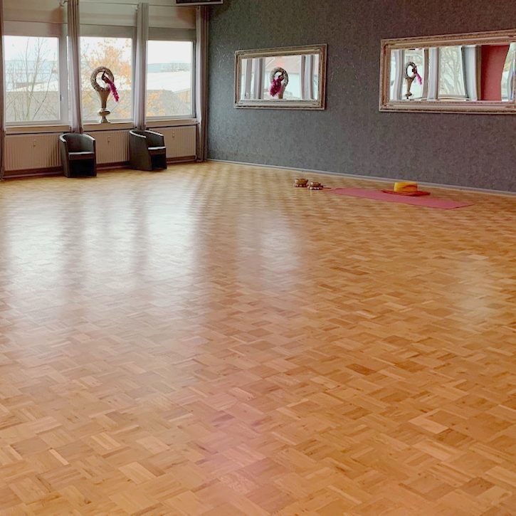 Heller, großzügiger Kursraum für Yoga am Morgen in der Tanzschule Husemeyer, Münster.