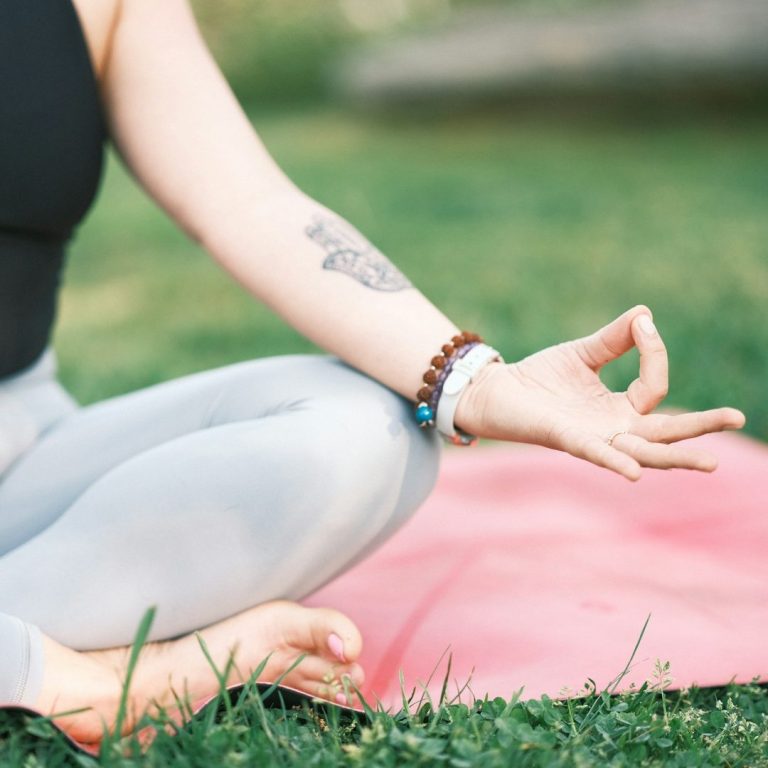 Frau meditiert beim Outdoor Yoga in Münster Mauritz mit Claudia Gehricke