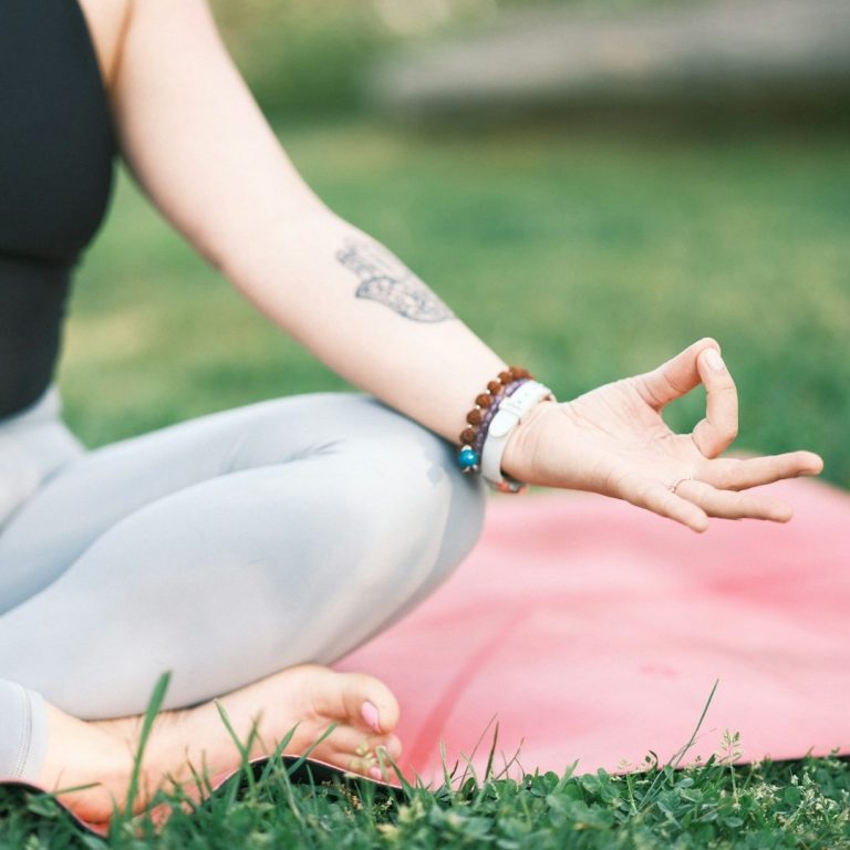Frau beim Yoga – Blog für achtsames Leben und Inspiration von Claudia Gehricke in Münster