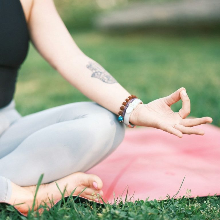 Frau beim Outdoor-Yoga im Boniburger Wald  Münster