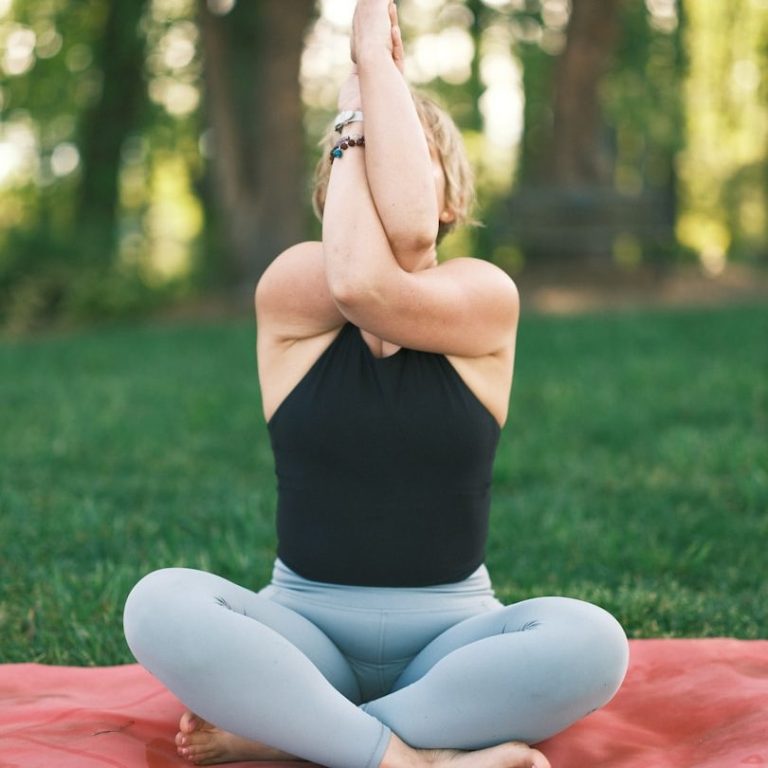 Frau in Yogapose beim Outdoor-Yoga in Münster